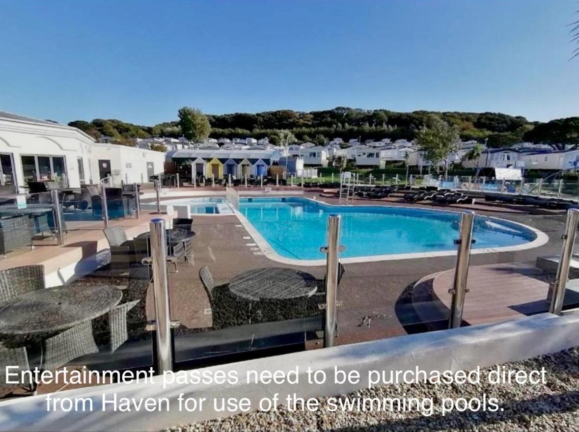 The Fleet Retreat Hotel Wyke Regis Buitenkant foto